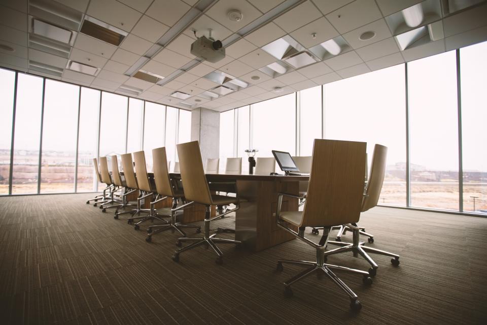 Salle de réunion vide prête pour une séance de commission
