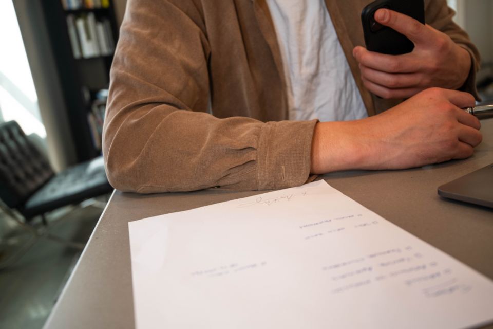 Une personne relit un document posé sur son bureau
